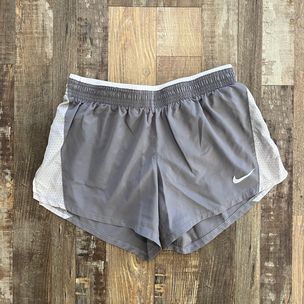 Nike grey running shorts! 🩶🤍